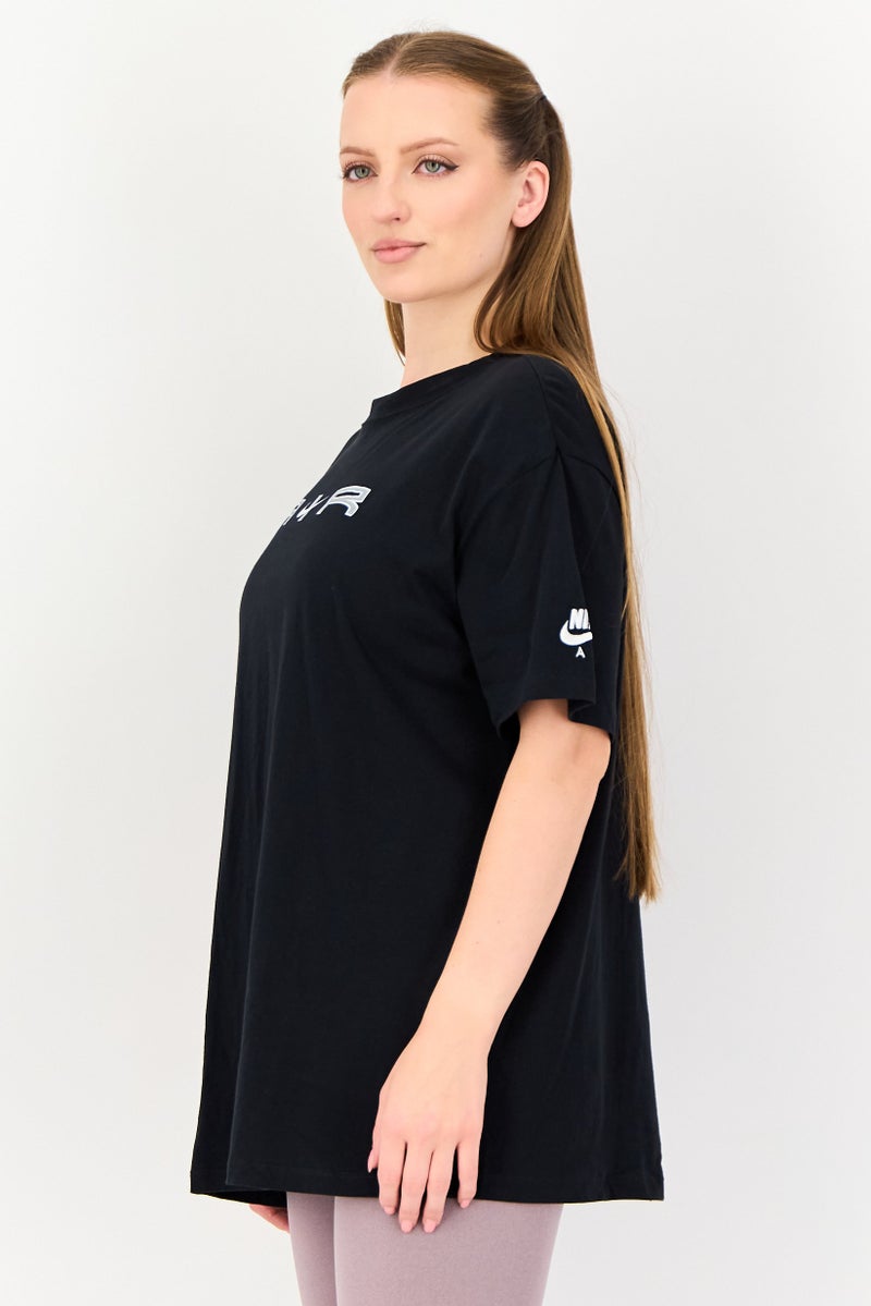 Nike تي شيرت تدريب قصير الأكمام بتصميم فضفاض من نايك × إير للنساء، أسود - Image 2